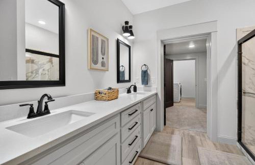 Plush & Roomy - Perfect for All Ages near KU & KC - Photo 26