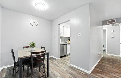 Comfortable 1BR Extended Stay I Onsite Parking - Foto 11