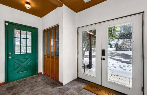 Modern Mountain Cabin with Hot Tub and Game Room Near Moorefield, West Virginia - Foto 8