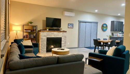 NEW Modern Cabin! 5mi to Mt Rainier National Park! Hot Tub & Wifi - Foto 3