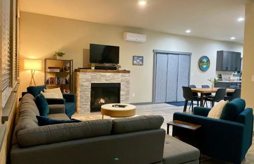 NEW Modern Cabin! 5mi to Mt Rainier National Park! Hot Tub & Wifi - Foto 3