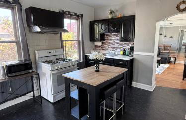 Free Parking! Private Rooftop! 3bd near downtown! - Photo 8