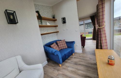 Luxury 2-Bed Lodge in Routh Sleeps 4 with Hot Tub - Foto 33