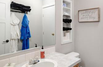 Family & Pet friendly 3 bdrm home with full kitchen and fenced yard - Foto 2