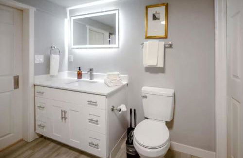 Modern Cozy Bright 2BR Lower Unit w private entry - Foto 13