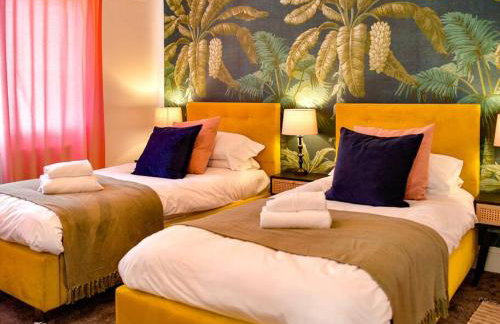 Stylish 3 Bed Home with Parking! - Photo 29