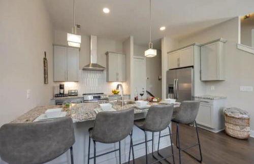 Luxury four-story Home with Rooftop views, 10min to Downtown! Sleeps 12! - Photo 6