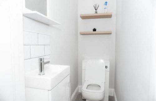 Luxury 3-Bedroom Home , with Free parking - Photo 22