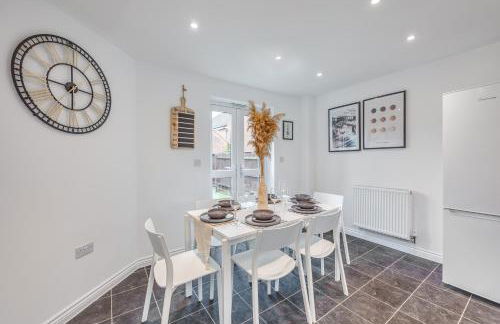 Oakbridge House - 6 mins drive to CMK - Free Parking, Fast WiFi, Smart TVs with Sky and Netflix by Yoko Property - Foto 8