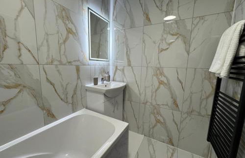 Modern Central Apartments with Balcony - Photo 62