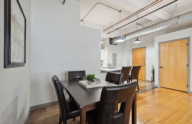 Spacious 2BR Downtown Retreat - Photo 17