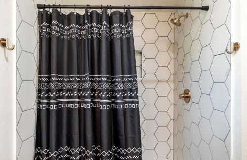 Bus Stop Saloon - Cave Creek with Spa - Photo 74