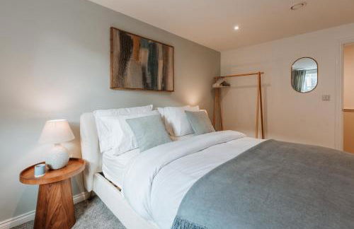 2 Bed Apartment Overlooking the Square Step Out to Shops & Dining - Foto 22