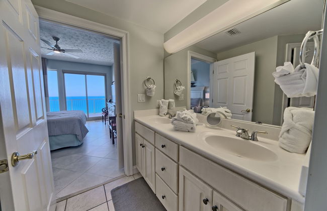 Luxurious Beachfront Condo with Beachside Pool Access and Free WiFi - Unit 1202 by RedAwning - Foto 5