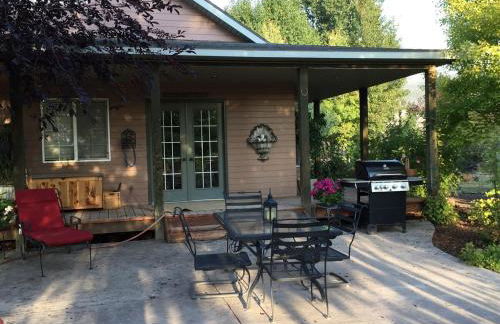 Wildland Gardens Farm House w Private Hot tub - Photo 18