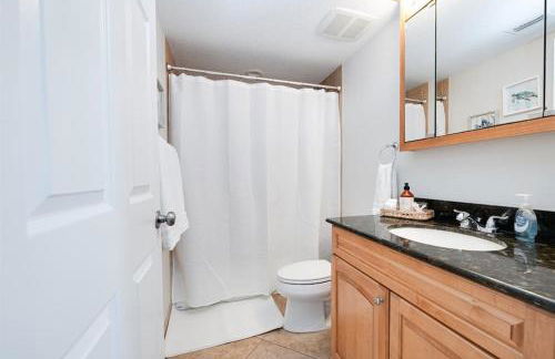 NEW Beach Condo 5 min walk to the Beach Sleeps 9 - Foto 14