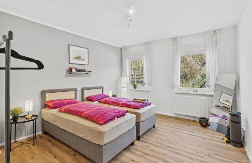 BAT Home Solutions Saarburg Altstadt - alles was ein Hotel nicht bietet - 3 Apartments 45 bis 75 qm für bis zu 12 Personen - direkt unter der Burg - 2 Min zur Altstadt - Weinbergblick, Heimkino und E-Ladesäulen - Foto 23