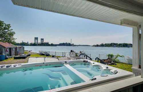 Weymouth Waterfront Getaway with Swim Spa and Hot Tub - Foto 1