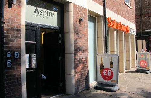 Churchill Two Bedroom Apartments with Free Parking and The Minster view - Foto 22
