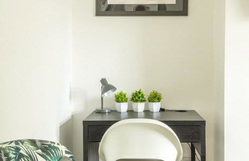 Stanion Luxurious 3 Bedroom Modern House Northamptonshire, Double, Twins, Single, Free Parking, Free Wi-Fi, Pets, Up to 8 Sleeps, 4 Smart TVs - Foto 6