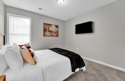 Glamorous 3BR 2BA house w/ large fenced backyard - Foto 35