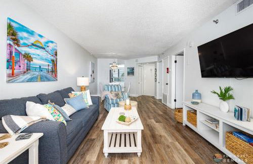 Ocean View Balcony just STEPS to the Beach with Pool, Parking and Wi-Fi! - Foto 10