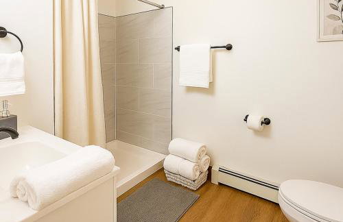 5BR Accessible Valley & Lake View Home Near Cornell - Sleeps 10 - Foto 19