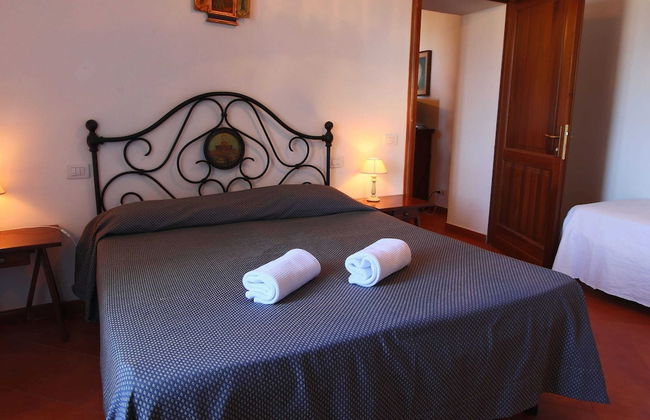 Splendid Farmhouse in Gualdo Cattaneo with Hot Tub - Photo 3