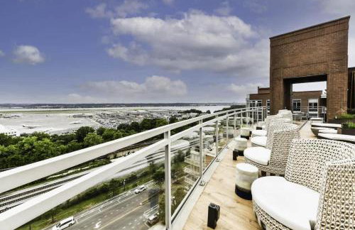 Urban 2BR Oasis with Scenic Rooftop and Gym - Foto 10