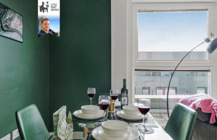 Luxury Balcony Penthouse with 4K TV and Soundbar - Foto 9