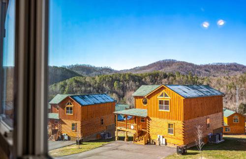 Indoor Pvt Pool, Pkyway, 44, HotTub, BBQ, King - Photo 9