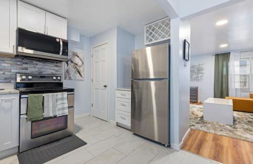 Downtown Naperville Retreat with King bed Near Riverwalk Dedicated Workspace Free Garage Parking Patio - Foto 7