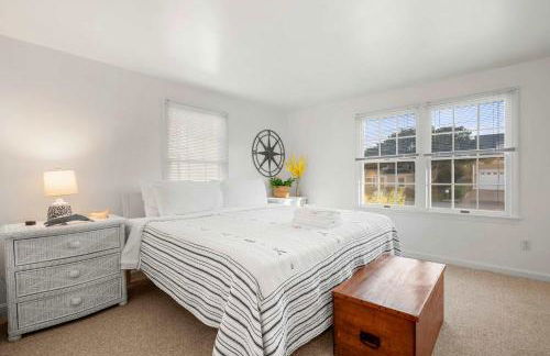 Stunning Home with Water Views - Foto 19