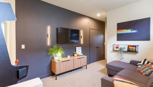 THE PENDLETON - Walkable - Arcade Loft - Modern- Light & Bright - Photo 3