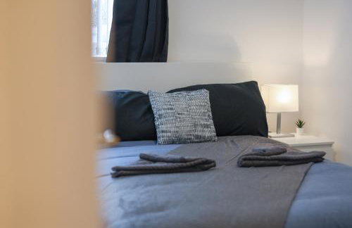 Spacious 4 Bedroom House with Parking - Foto 45