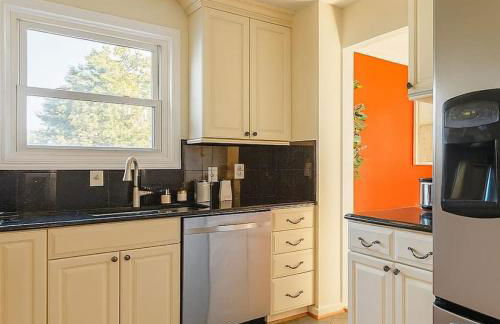 Spacious 4BR with Pool Near DC and Old Town Alexandria - Rutland - Foto 17