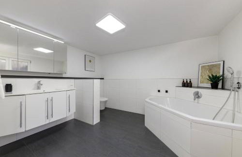Zentrale Design Wohnung in Ufernähe - 105 qm - Parkplatz - Küche - Netflix - Foto 6