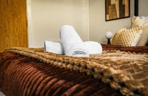 Bradford City Centre Walk To Trains, Dining, 65' Smart TV, Perfect For Working Professionals - Foto 24