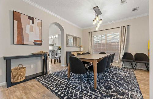 Gorgeous 6BR 3 5 Bth Home with Pool and Game Room - Photo 11