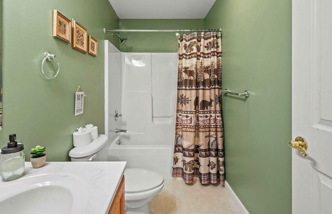 Alpine Serenity by Avantstay Beach + Lake Access Theater, Deck, Playroom - Foto 40