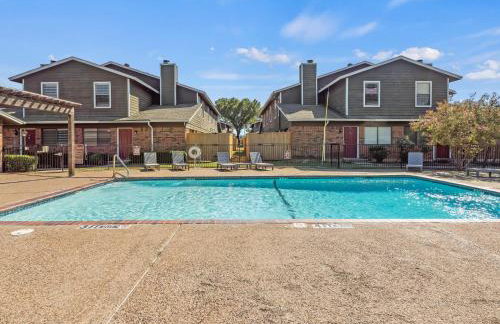 Alder Stay 3BD Townhome in Heart of Arlington - Foto 25