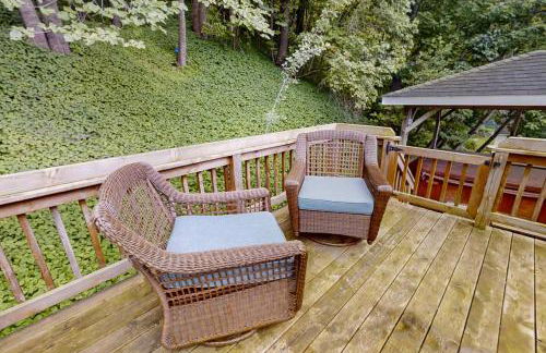 Steps to Crystal Lake! Group Getaway with Hot Tub - Foto 15