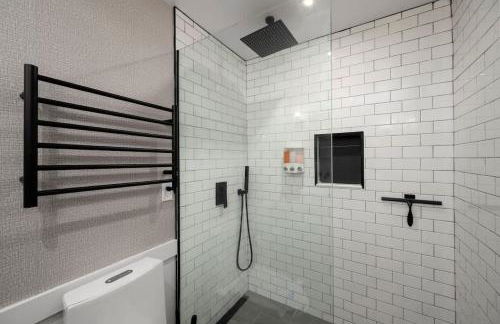 *NEW* Large Backyard ~ Game Room ~ Firepit ~ Lake - Foto 6