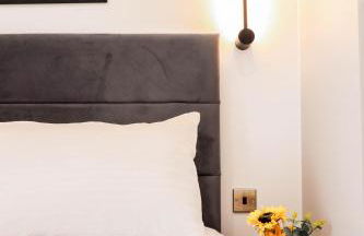 The Eden Suite - 1BR Chic Apt with Luxe Shower, Smart TV & Free Secure Parking in Central High Wycombe HP13, Sleeps 3 - Foto 17