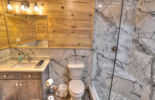 Luxury Cabin Sleeps 8 with creekside fire pit near Helen GA - Foto 32