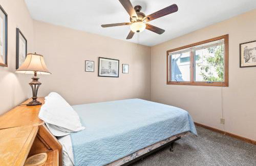 Experience lakeside luxury at Sunset Cove, a spacious 5-bedroom home - Foto 8