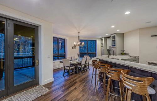 Cozy mountain home w riverfront patio - Foto 50