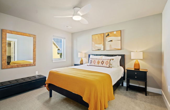 Quiet Urban Community – Designer Home W/ Hot Tub! - Foto 5