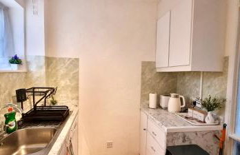 Friendly family apartment comfort sleep 6 close to tube bus airport - Foto 34