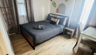 Modern Boho 3BR Duplex Escape with Pool & King Bed Near Beach - Foto 4